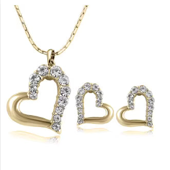 قلادة على شكل قلب وأزياء ذهبية