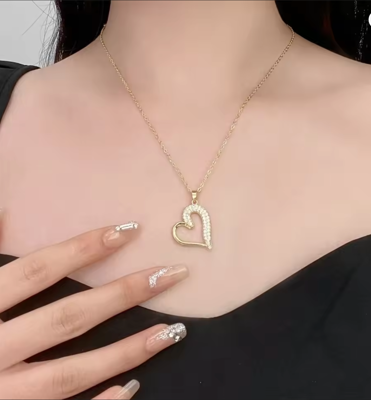 قلادة على شكل قلب وأزياء ذهبية