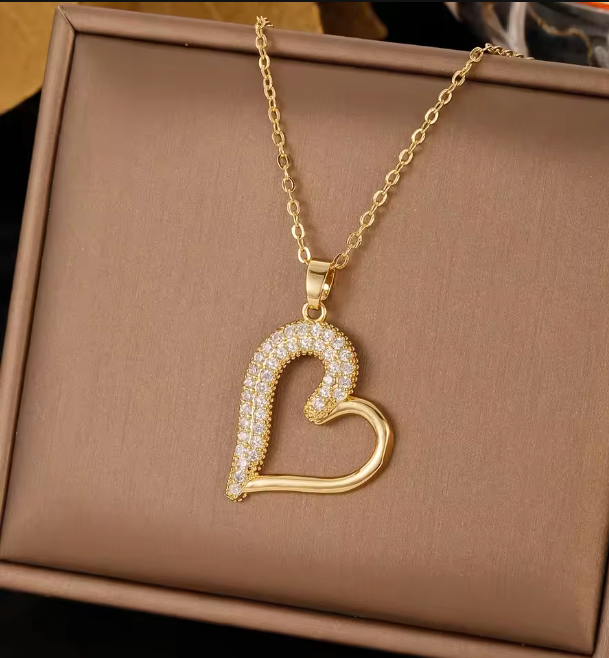 قلادة على شكل قلب وأزياء ذهبية